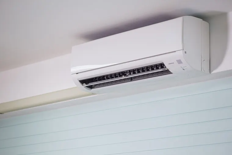 Climatizzatore a parete in un soggiorno moderno durante l’inverno