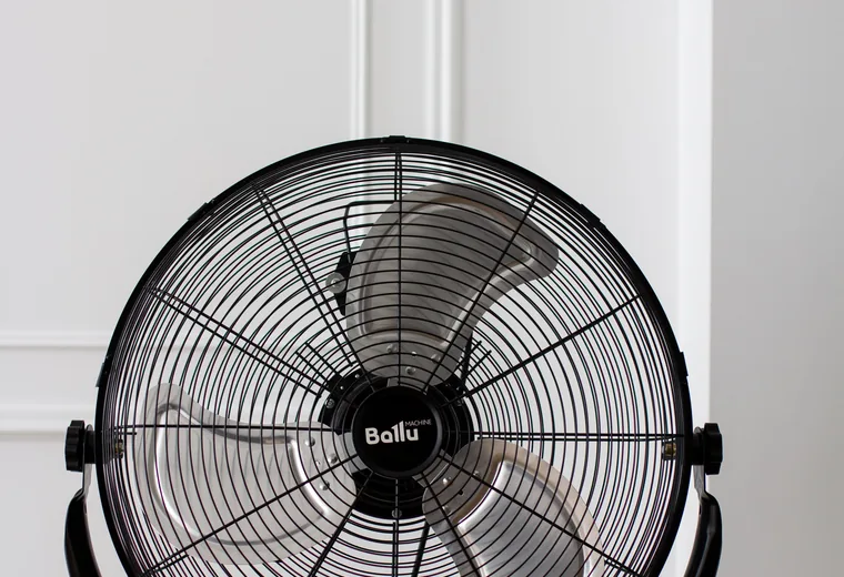 Ventilatore domestico a confronto con il climatizzatore